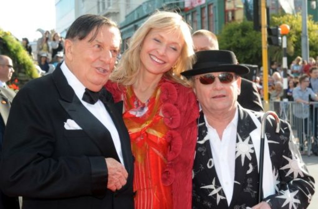 Die Schauspieler Barry Humphries (links), mit seiner Frau Lizzie Spender, und Sylvester McCoy