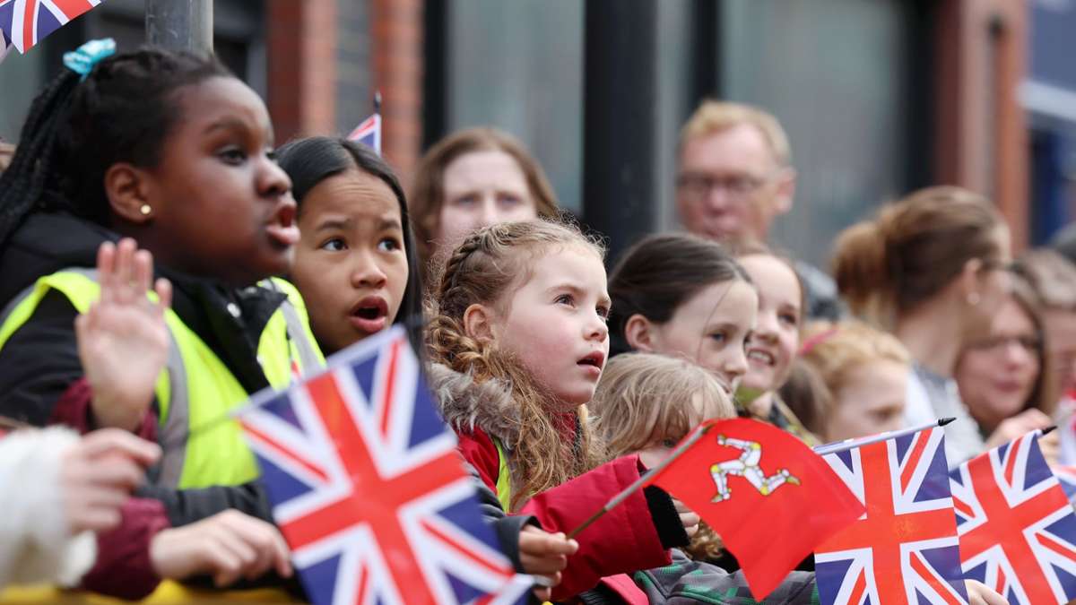 Mit Spannung erwarten auch die kleinen Zuschauer die Ankunft von Königin Camilla. Die Gemahlin von König Charles ist im Douglas Borough Council auf der Isle of Man zu Besuch.