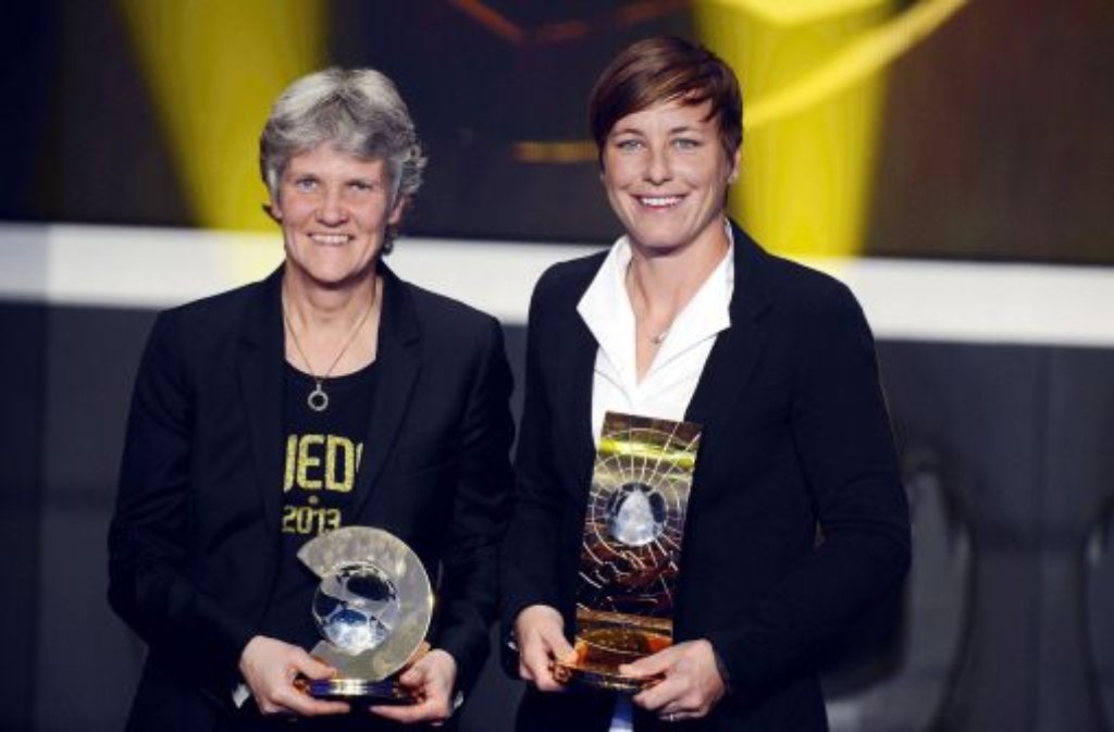 Die schwedische Nationaltrainerin Pia Sundhage (links) mit der US-Fußballerin Abby Wambach