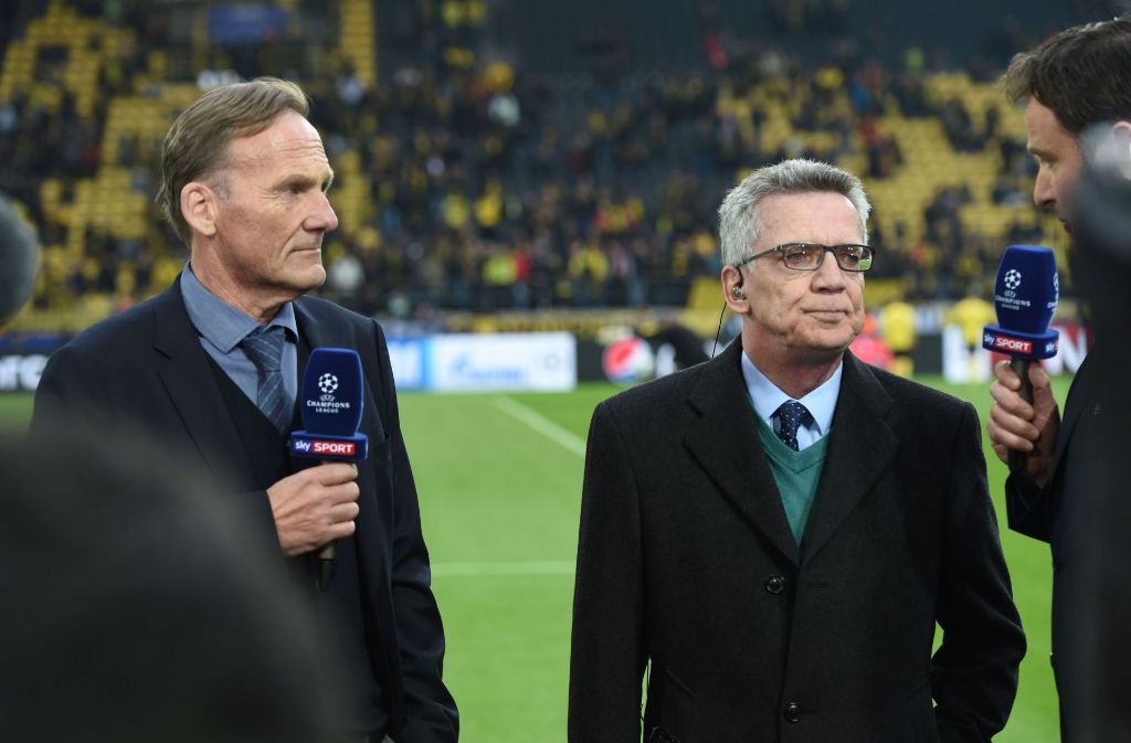Hans-Joachim Watzke, Geschäftsführer des Fußball-Bundesligisten Borussia Dortmund, und Bundesinnenminister Thomas de Maizière gaben vor dem Anpfiff noch ein kurzes Interview.