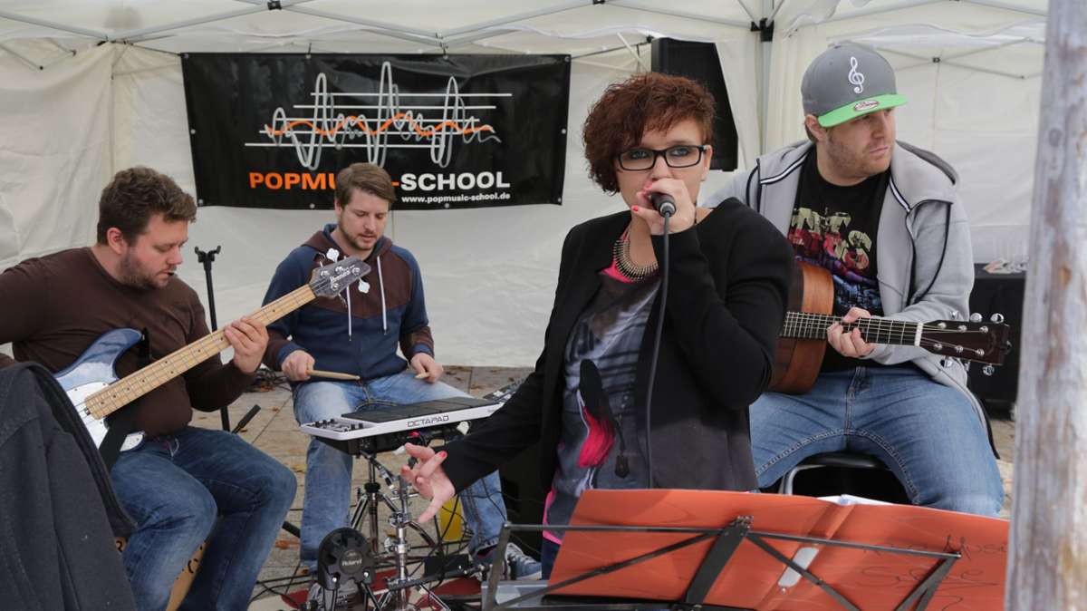 Beim verkaufsoffenen Sonntag am Fellbacher Herbst ist die Popmusic School regelmäßig präsent, wie hier ein Bild aus dem Jahr 2015 zeigt.