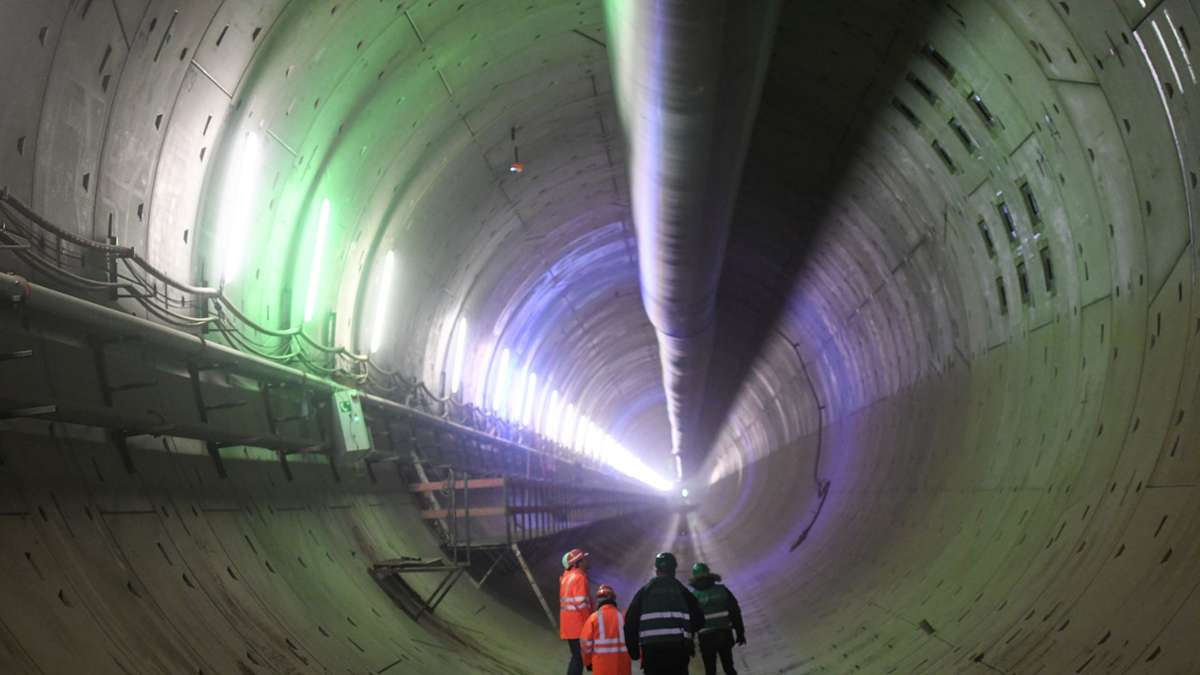 Rastatt/Ötigheim: Deutsche Bahn legt einbetonierte Tunnelbohrmaschine frei