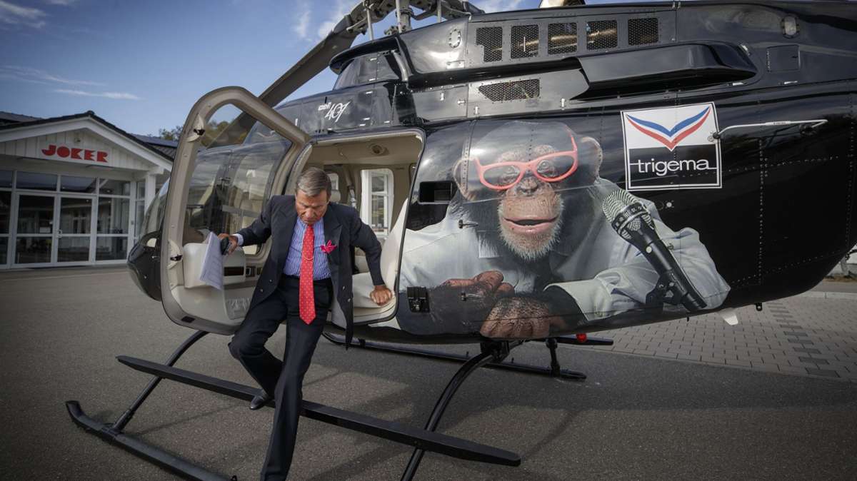 Der Unternehmer fliegt immer wieder im firmeneigenen Hubschrauber.
