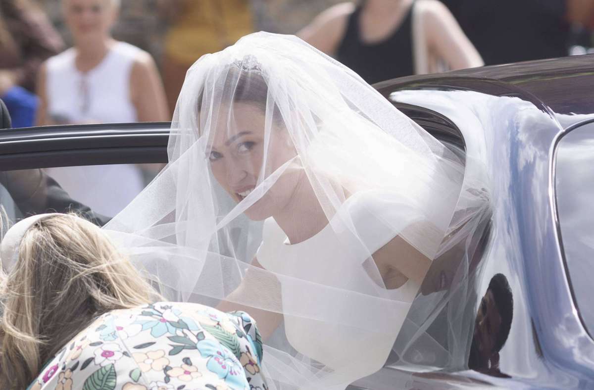 Die Braut Lady Tatiana Mountbatten entsteigt der Hochzeitslimousine.