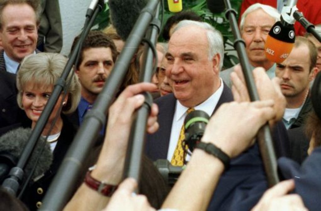 Bundestagswahl 1998: Obwohl mancher seinen Zenit für überschritten hält, tritt Helmut Kohl noch einmal an. Um den Euro auf den Weg zu bringen, wird er später sagen. Weil er von der Macht nicht lassen kann, behaupten seine Kritiker.