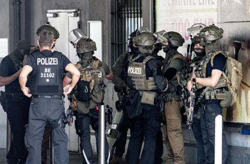 Die Polizei durchsuchte auch eine Karstadt-Filiale nach den Tätern. Foto: dpa/Fabian Sommer