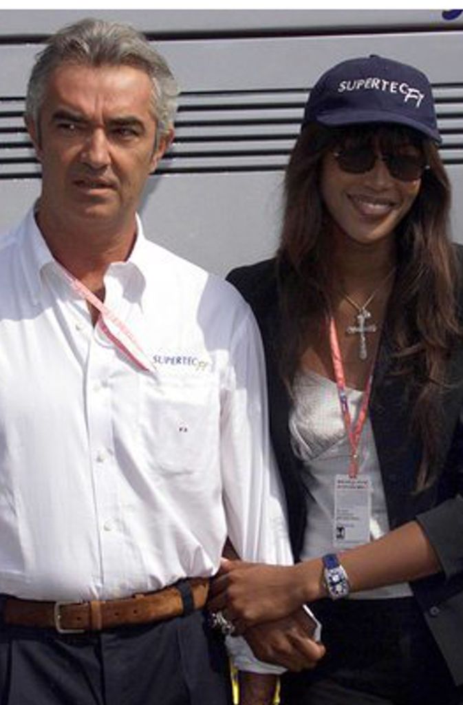Trotz zahlreicher Beziehungen und Affären, unter anderem zu dem ehemaligen Formel-Eins-Manager Flavio Briatore (Bild), ist Naomi Campbell bis heute unverheiratet und kinderlos geblieben. Auf dem Arm hat sie die Initialen F.B. tätowiert – ein Andenken an Briatore.