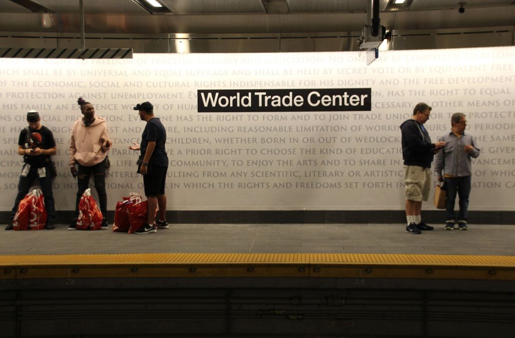 Die Wände der Station ziert nun ein Mosaik der Künstlerin Ann Hamilton mit Zitaten aus der amerikanischen Unabhängigkeitserklärung.
