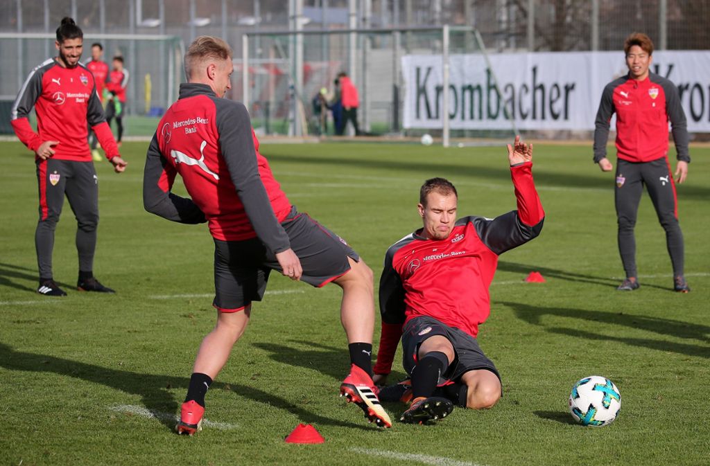 Beim VfB-Training geht es zur Sache: Holger Badstuber setzt zur Grätsche an.