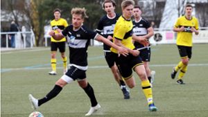 Fußball Bezirksliga: Acht Treffer in einem rassigen Derby