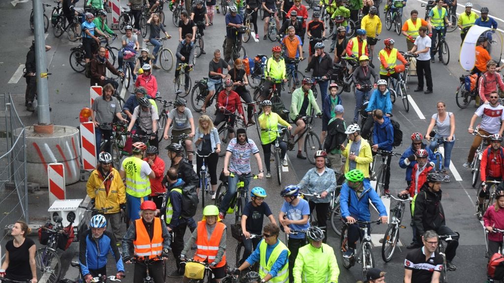 Critical-Mass-Sternfahrt nach Stuttgart: Hunderte Radler düsen durch die Innenstadt