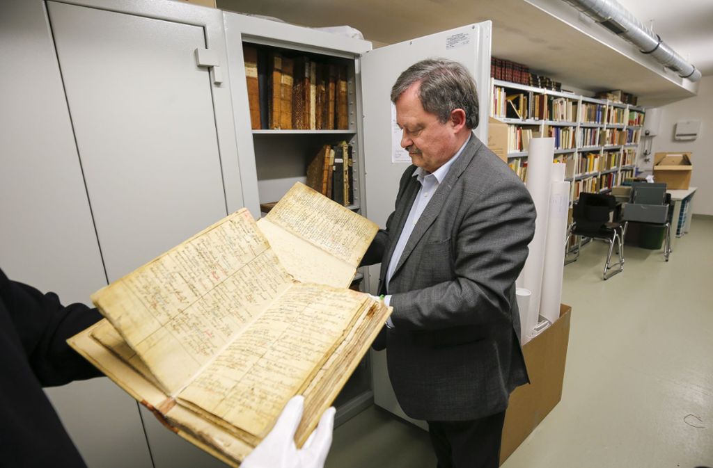 Klaus Herrmann präsentiert im Gerlinger Stadtarchiv die Kirchenbücher aus dem 17. Jahrhundert.