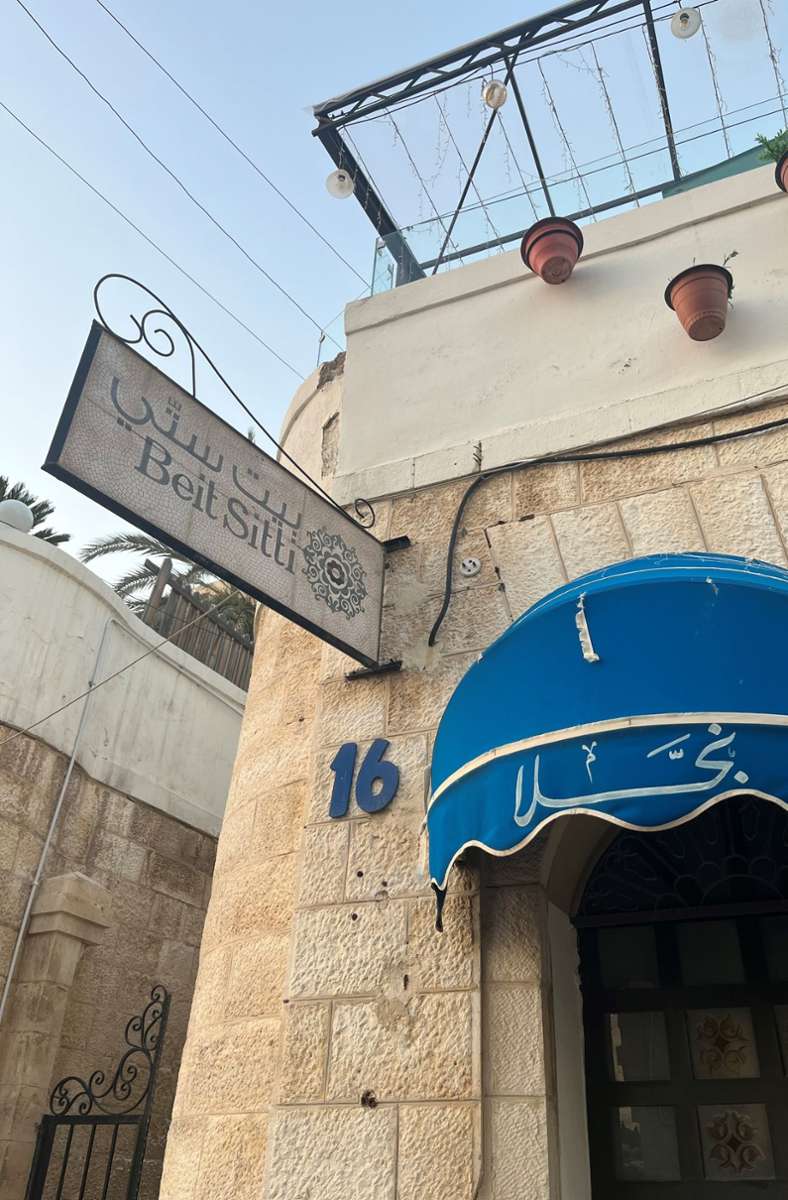 Das Gebäude liegt im Stadtteil Jabal Al Weibdeh, einer der ältesten Gegenden mitten im Meer der Häuserwürfel von Amman.