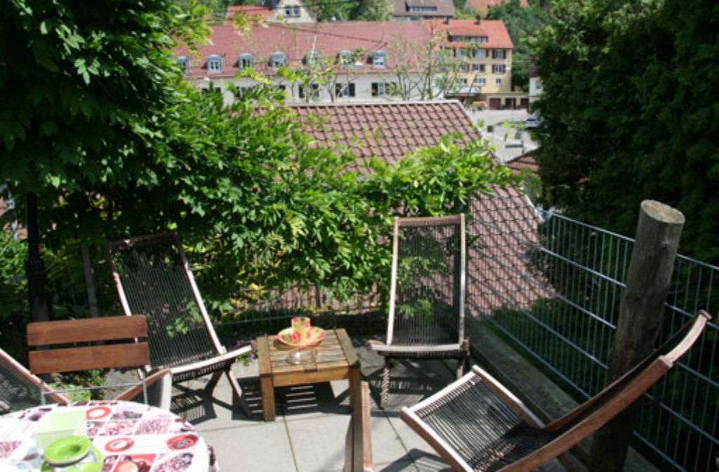 Auf der verwinkelten Terrasse gibt es viele gemütliche Sitzecken, die zum Sonne tanken einladen.