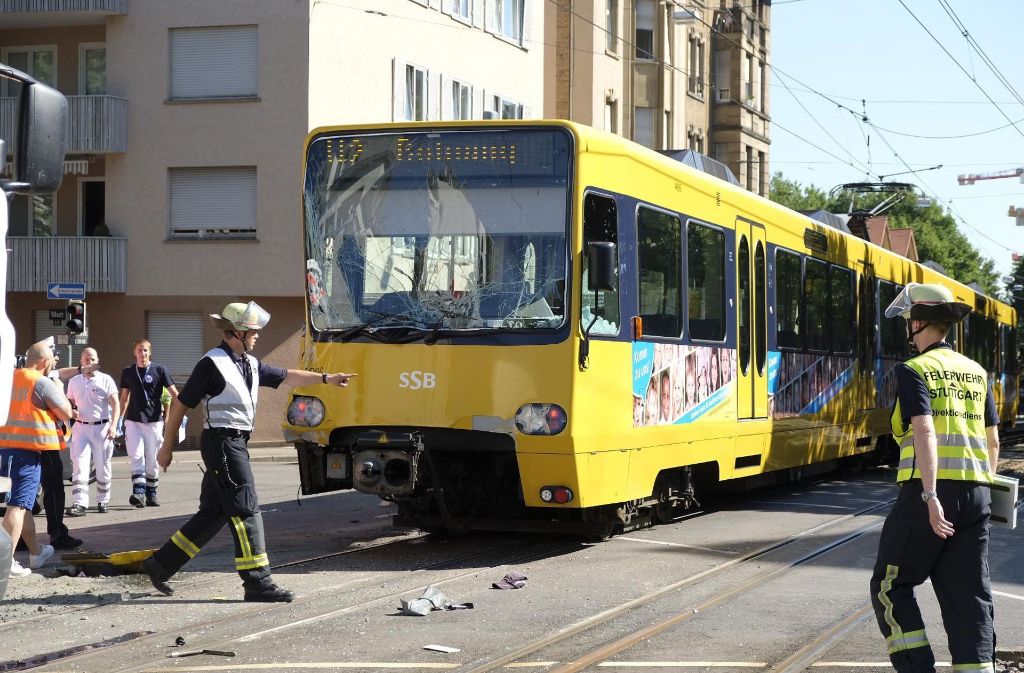 Sechs Fahrgäste sowie der 47 Jahre alte Lastwagenfahrer und der 28 Jahre alte Straßenbahnfahrer werden verletzt.