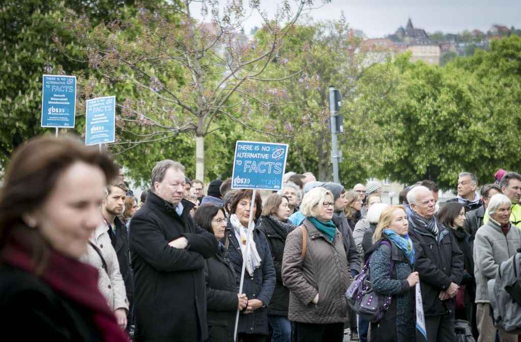 Zahlreiche Menschen sind zur Demo für freie Wissenschaft auf den Stuttgarter Schlossplatz gekommen.