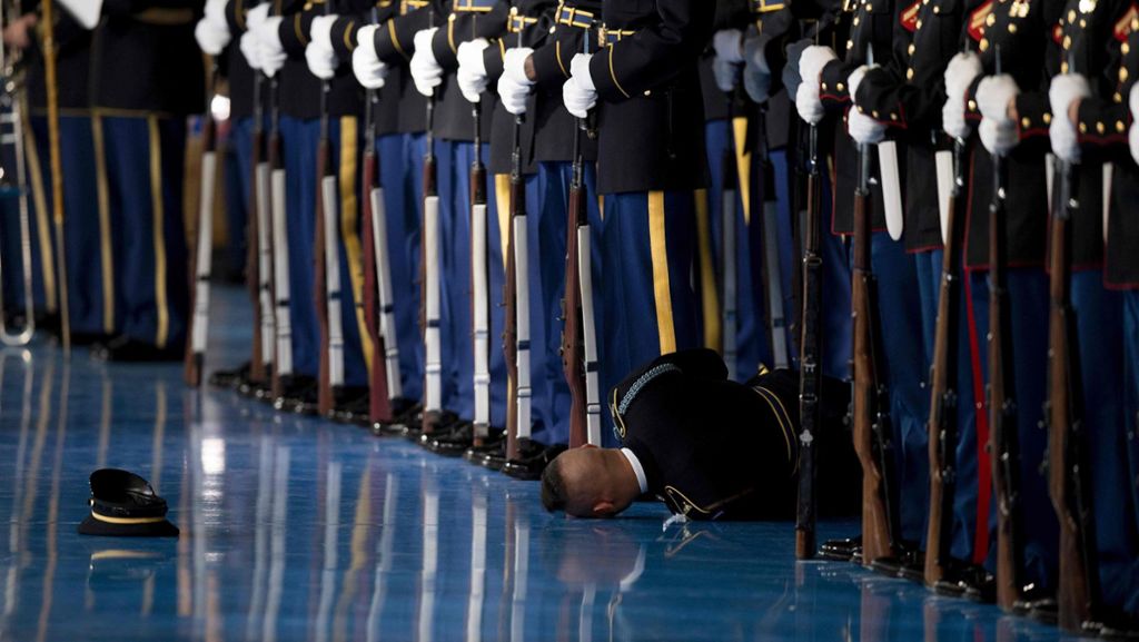 USA: Soldat fällt bei Obamas Abschiedsrede in Ohnmacht