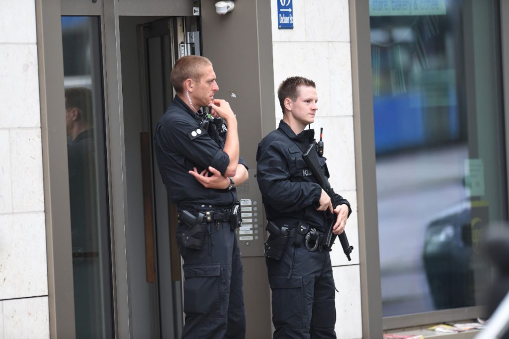 Polizeibeamte bewachen ein Gebäude in der Dachauer Straße in München nach einer Schießerei mit Toten und Verletzen am Vortag.