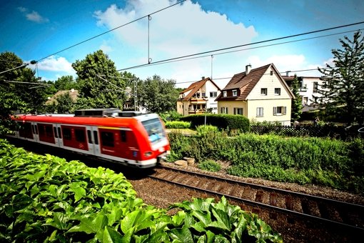 Dort, wo heute nur die S-Bahn fährt, sollen künftig auch Regionalzüge unterwegs sein. Die Bahn macht jetzt zumindest ein neues Gutachten über den  Lärmschutz. Foto: Achim Zweygarth