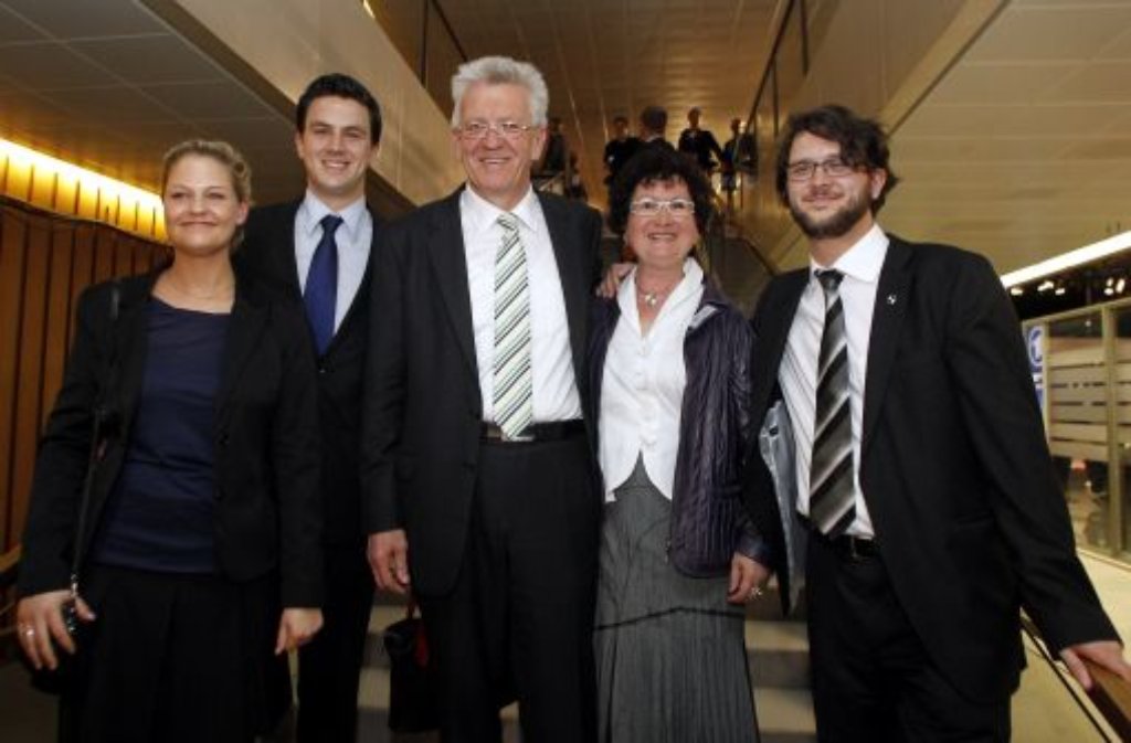 Drei Kinder haben die Kretschmanns, zwei begleiten sie am Wahlabend: Johannes (rechts) und Albrecht, der mit seiner Freundin Svenja in den Stuttgarter Landtag gekommen ist.