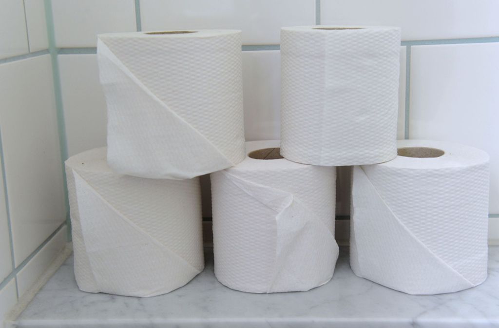 Was darf man ohne schlechtem Gewissen ins Klo werfen? Neben dem großen und kleinen Geschäft gehört tatsächlich nur Toilettenpapier in die Schüssel. Und spezielle Reiniger...
