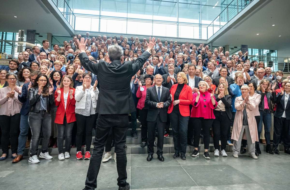Für das Foto waren die Abgeordneten mit Maske aus dem Reichstagsgebäude ins benachbarte Paul-Löbe-Haus des Bundestags gekommen. Foto: dpa/Michael Kappeler