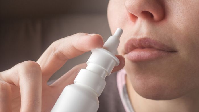 In diesem Artikel erklären wir Ihnen, wie Nasenspray funktioniert. Das passiert bei der Anwendung in der Nase.