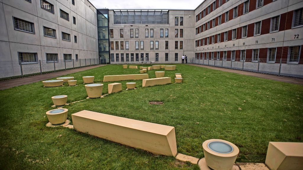 Justizvollzugsanstalt in Stuttgart: JVA-Neubau  mit nächtlich strahlenden Sternbildern