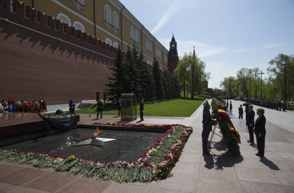 Dazu reisten die beiden Politiker zum Grabmahl des Unbekannten Soldaten in Moskau.