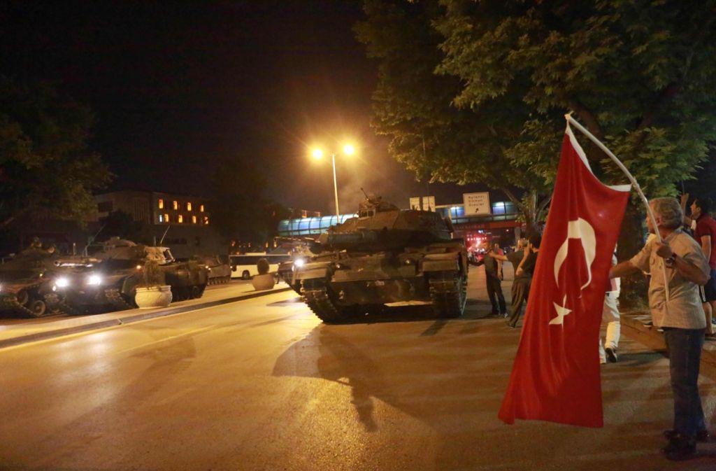 Die putschenden Streitkräfte melden, sie hätten die Macht in der Türkei vollständig übernommen und wollten die verfassungsmäßige Ordnung, die Demokratie und die Menschenrechte wiederherstellen.