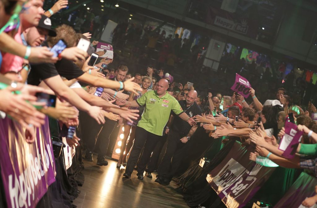Der amtierende Darts-Weltmeister Michael van Gerwen beim Walk on. (Archivbild)