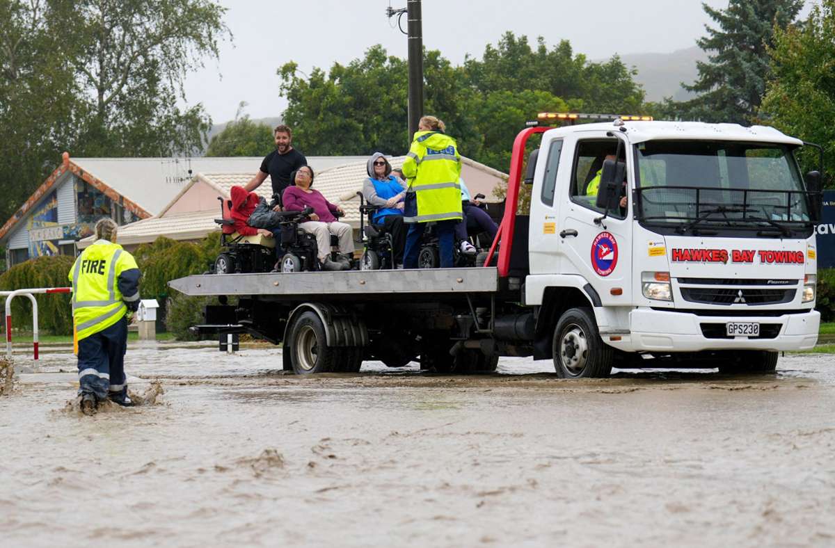Gerettete Rollstuhlfahrer aus den überschwemmten Gebieten um die Stadt Napier