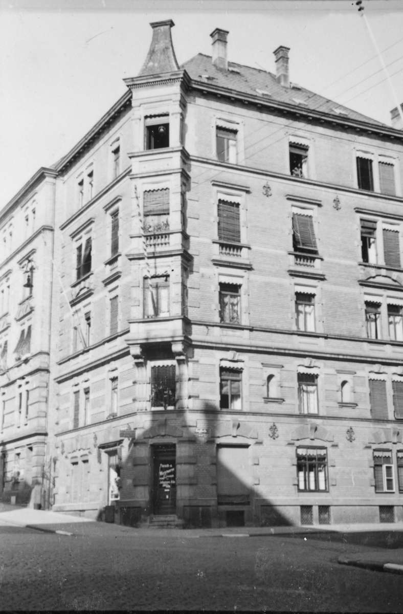 In der Gutenbergstraße gab es damals noch mehr Geschäfte als heute – darunter mehrere Metzgereien, in denen Lotte Schnurers Familie einkaufte. Die Hoffnung war, so auch an neue Aufträge zu kommen.