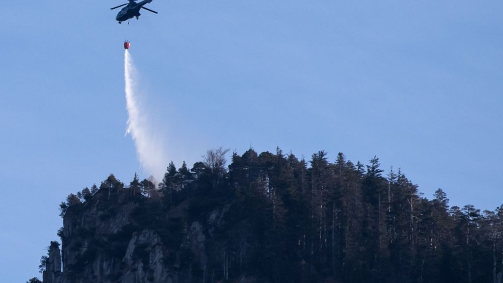  Auch am dritten Tag infolge haben Einsatzkräfte den großen Waldbrand am Jochberg in Oberbayern aus der Luft bekämpfen müssen. Zwei Männer hatten den Ermittlungen zufolge in der Silvesternacht mit einem Lagerfeuer den Waldbrand ausgelöst. 