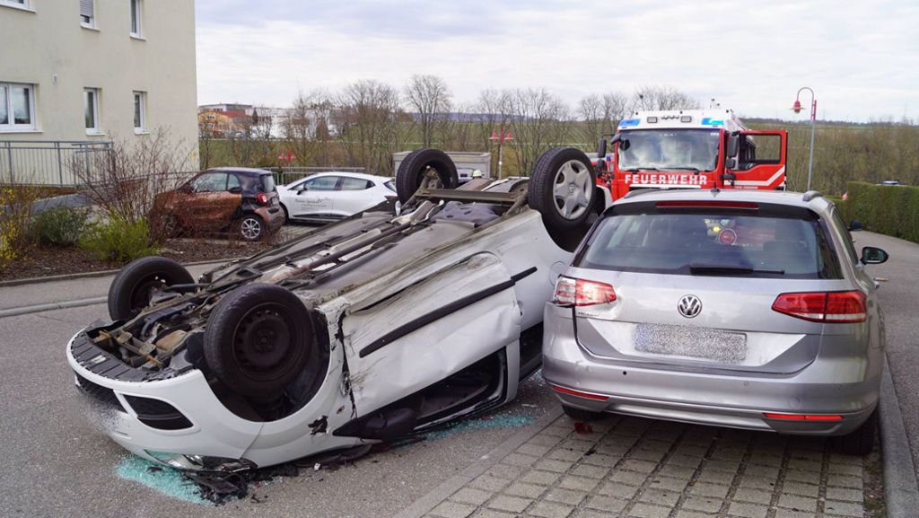 Kollision in Bönnigheim: Twingo landet  auf dem Dach