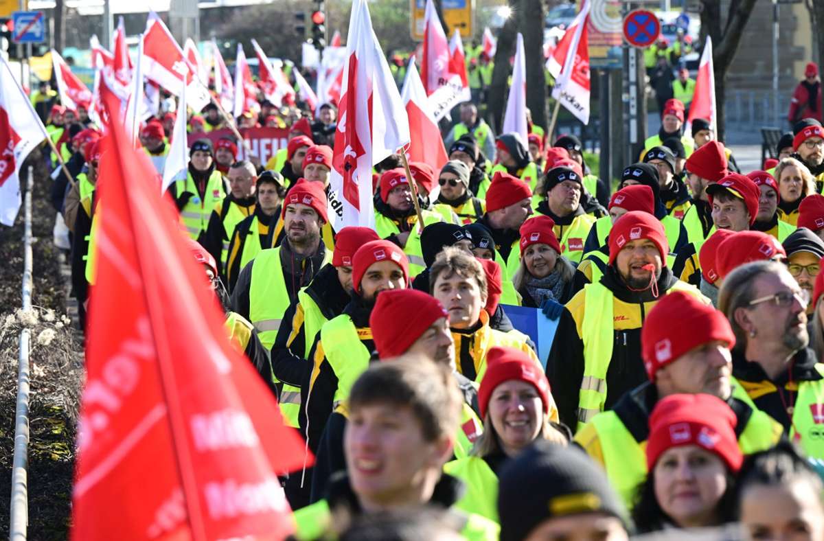 In Stuttgart demonstrierten laut der Gewerkschaft   rund 4000 Beschäftigte (Symbolbild). Foto: dpa/Bernd Weißbrod