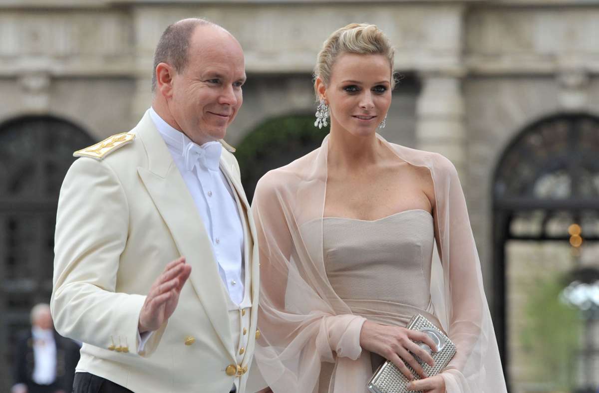 Jahrelang muss sich Charlène mit einem Platz in der zweiten Reihe begnügen: So darf sie 2010 Albert bei der Hochzeit von Victoria von Schweden mit Daniel Westling zwar in die Kirche begleiten, ...