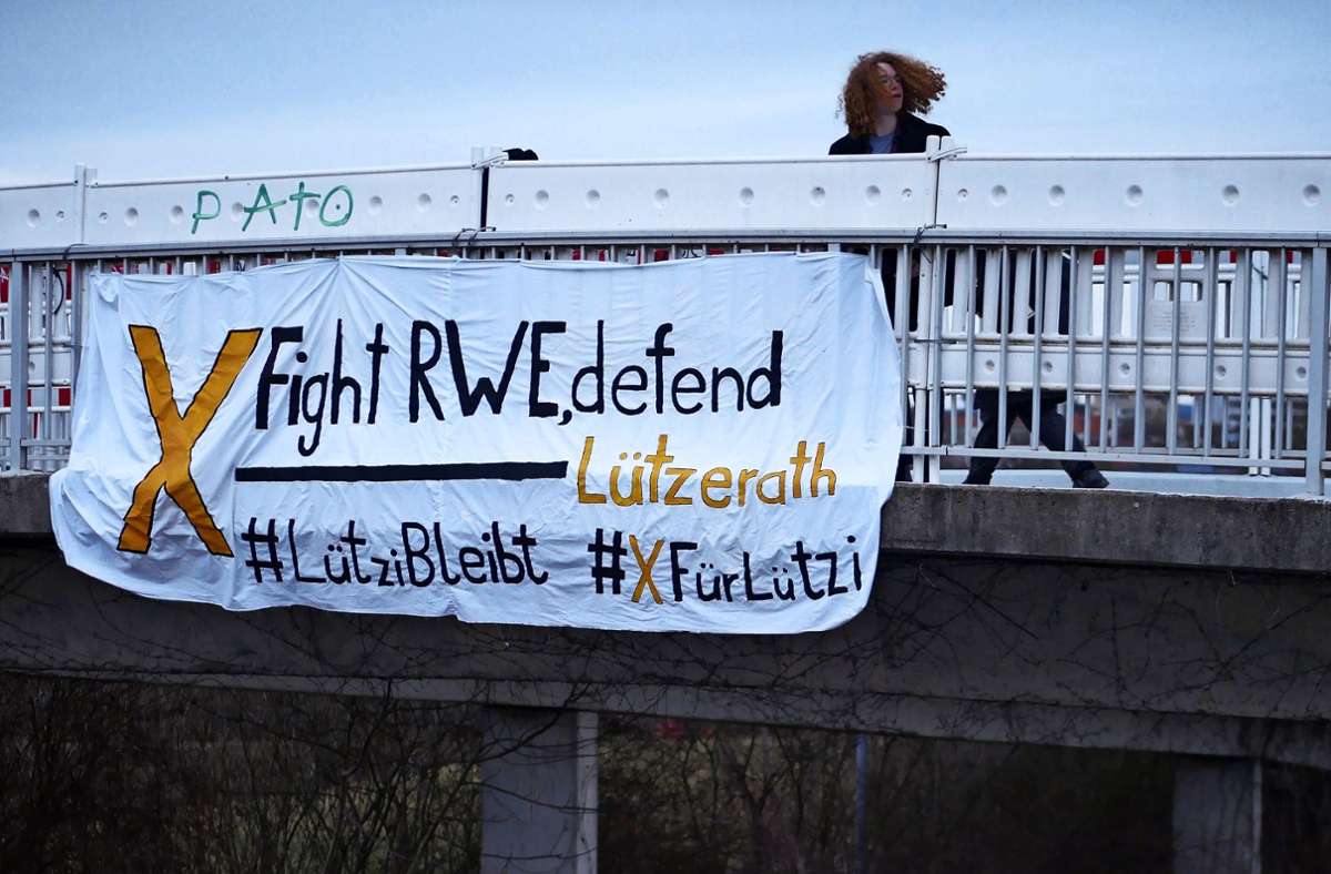 Das Banner hing über einer Brücke an der Tübinger Straße. Foto: Eileen Breuer