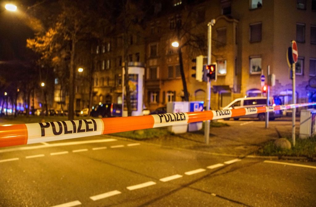 In Stuttgart-Ost Ecke Wagenburgstraße hatte ein Mann aus dem Fenster geschossen.
