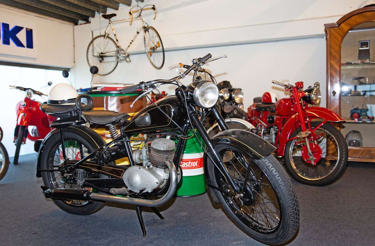 Auf der oberen Ebene seiner Halle hat der Sammler alte Motorräder und Motorroller ausgestellt.