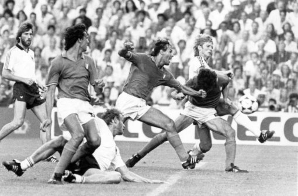 ... aufregender wurde es im WM-Finale 1982 in Madrid: Im Fallen ...