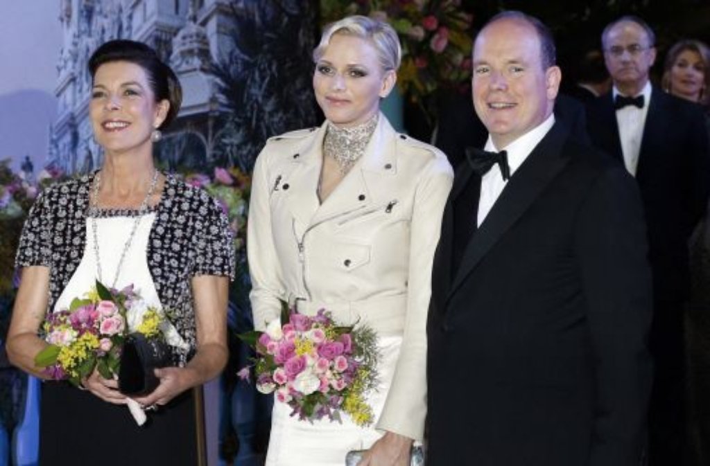 Caroline von Monaco (links), Fürst Albert und seine Frau Charlène