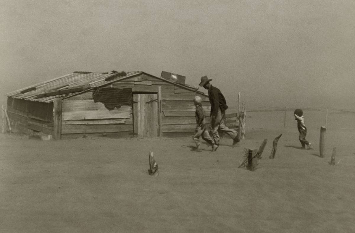 1936: Ein Farmer und seine Söhne während eines Staubsturmes im US-Bundesstaat Oklahoma.