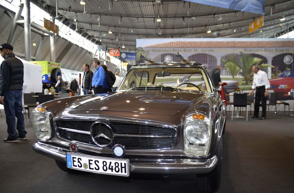 In Halle sieben steht ein Mercedes 280 SL, Baujahr 1974, am Mercedes Club Stand.