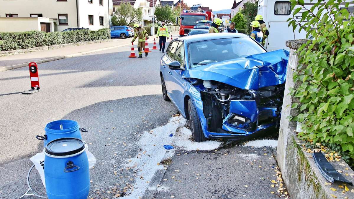 Unfall in Kernen: Auto kracht gegen Gartenmauer