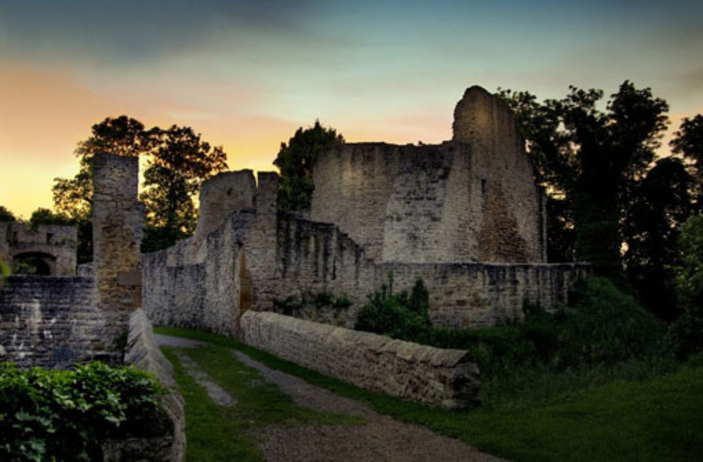 Tipp 13: Eine verwunschene Kulisse für ein Picknick mit Blick aufs Glemstal bietet die Burgruine Nippenburg bei Schwieberdingen. Die Burg aus dem 9. Jahrhundert wurde im 17. oder 18. Jahrhundert aufgegeben und verfiel, bis die Überbleibsel Ende der 1970er Jahre restauriert wurden. Mehr Infos gibt es hier