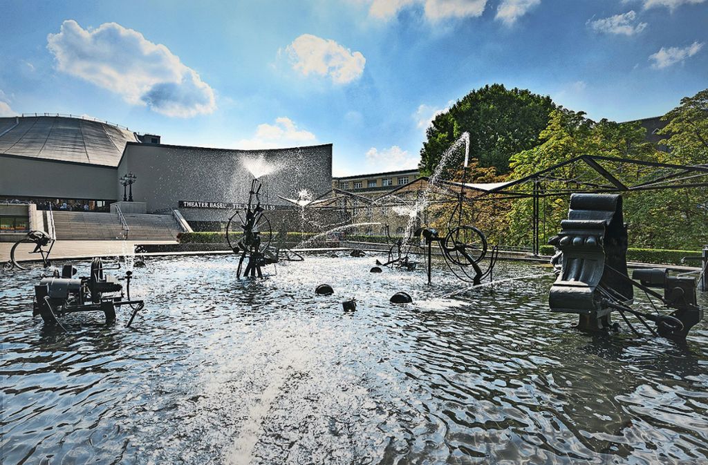 In Basel sprudelt die Kultur: der Fasnachtsbrunnen von Jean Tinguely auf dem Theaterplatz in Basel.