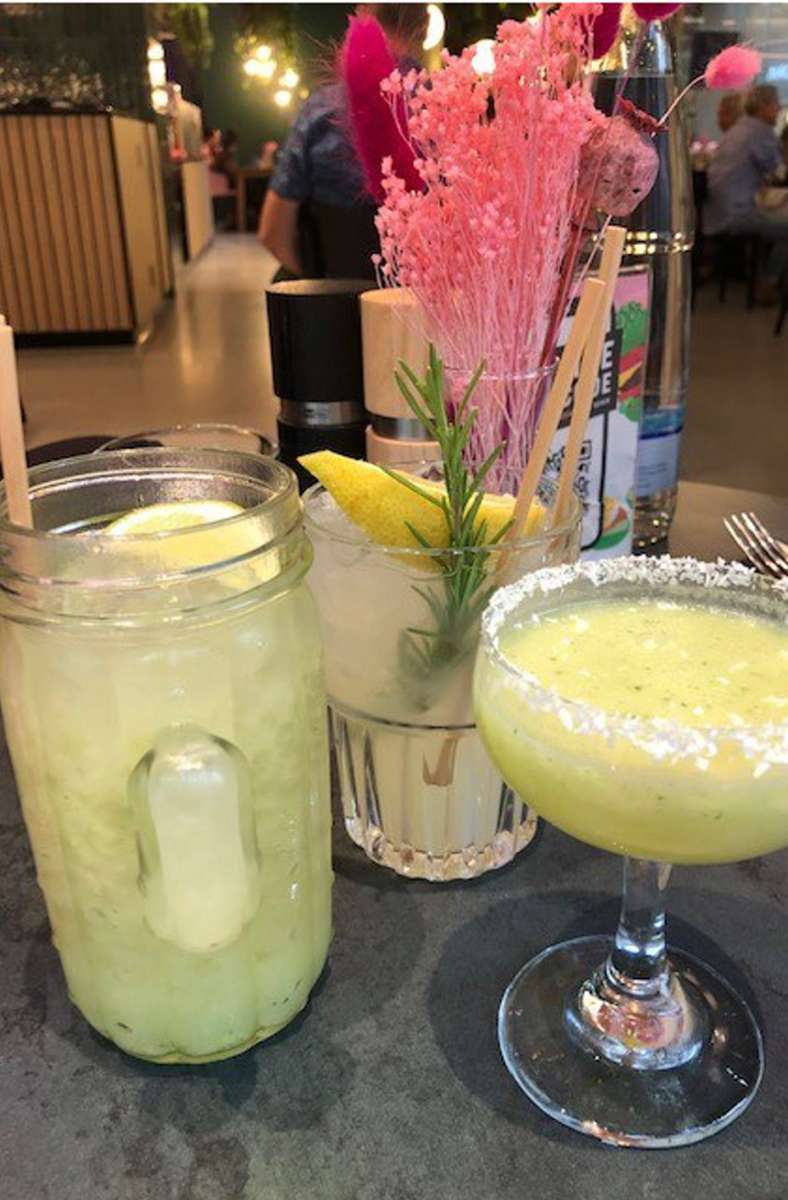 Ziemlich grün: Avorita, Limonade und Bellini (von links). Die alkoholischen Drinks würden in ihrer Originalversion (ohne Avocado) vermutlich besser schmecken.
