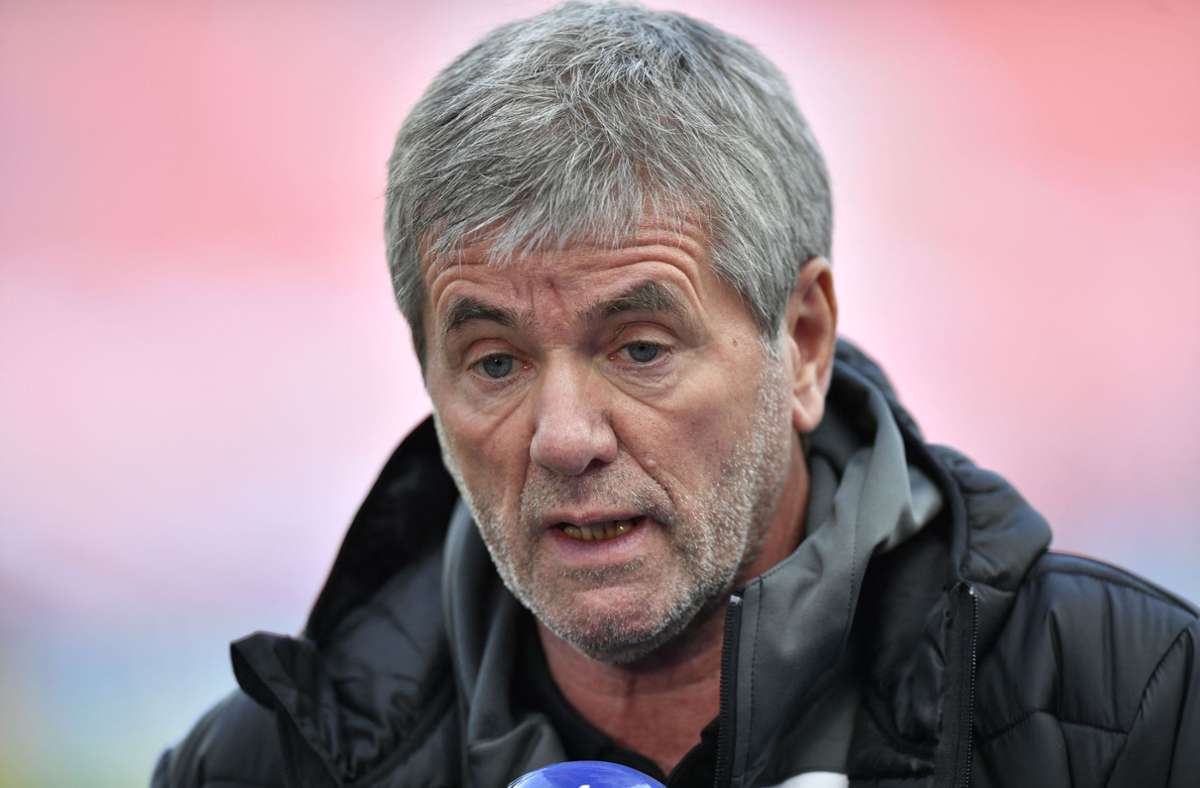 Köln-Trainer Friedhelm Funkel irritierte mit einem Interview nach der Niederlage gegen Leverkusen. Foto: AFP/MARTIN MEISSNER