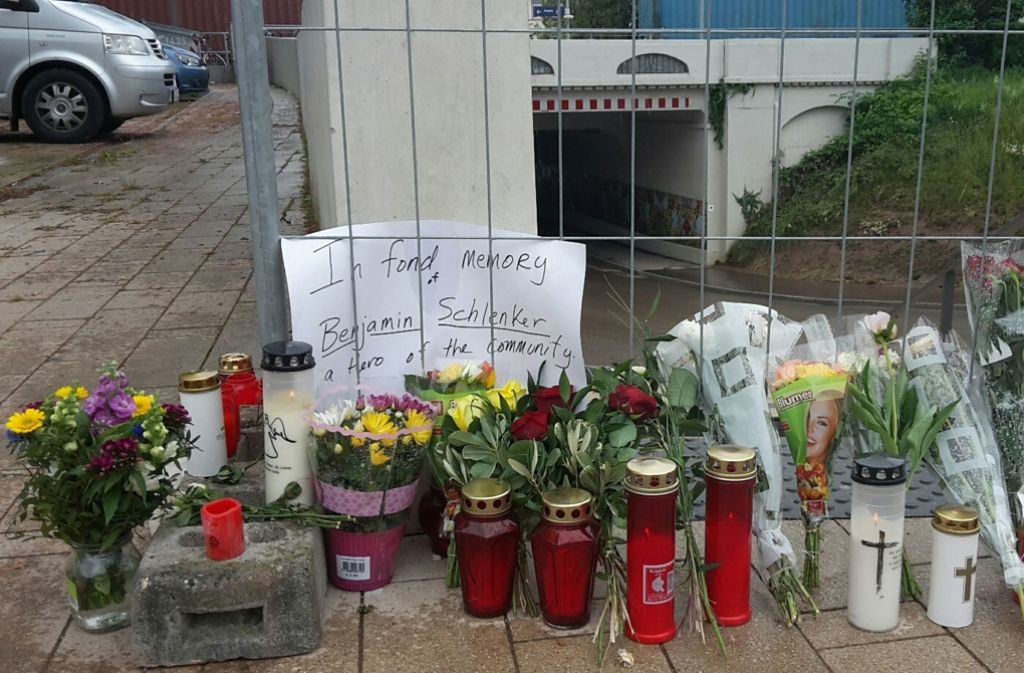 Auch in Schwäbisch Gmünd sind die Spuren der Verwüstung noch sichtbar: An der Taubental-Unterführung, wo ein 21-Jähriger und ein 38 Jahre alter Feuerwehrmann ums Leben kamen, legen die Gmünder Blumen nieder.
